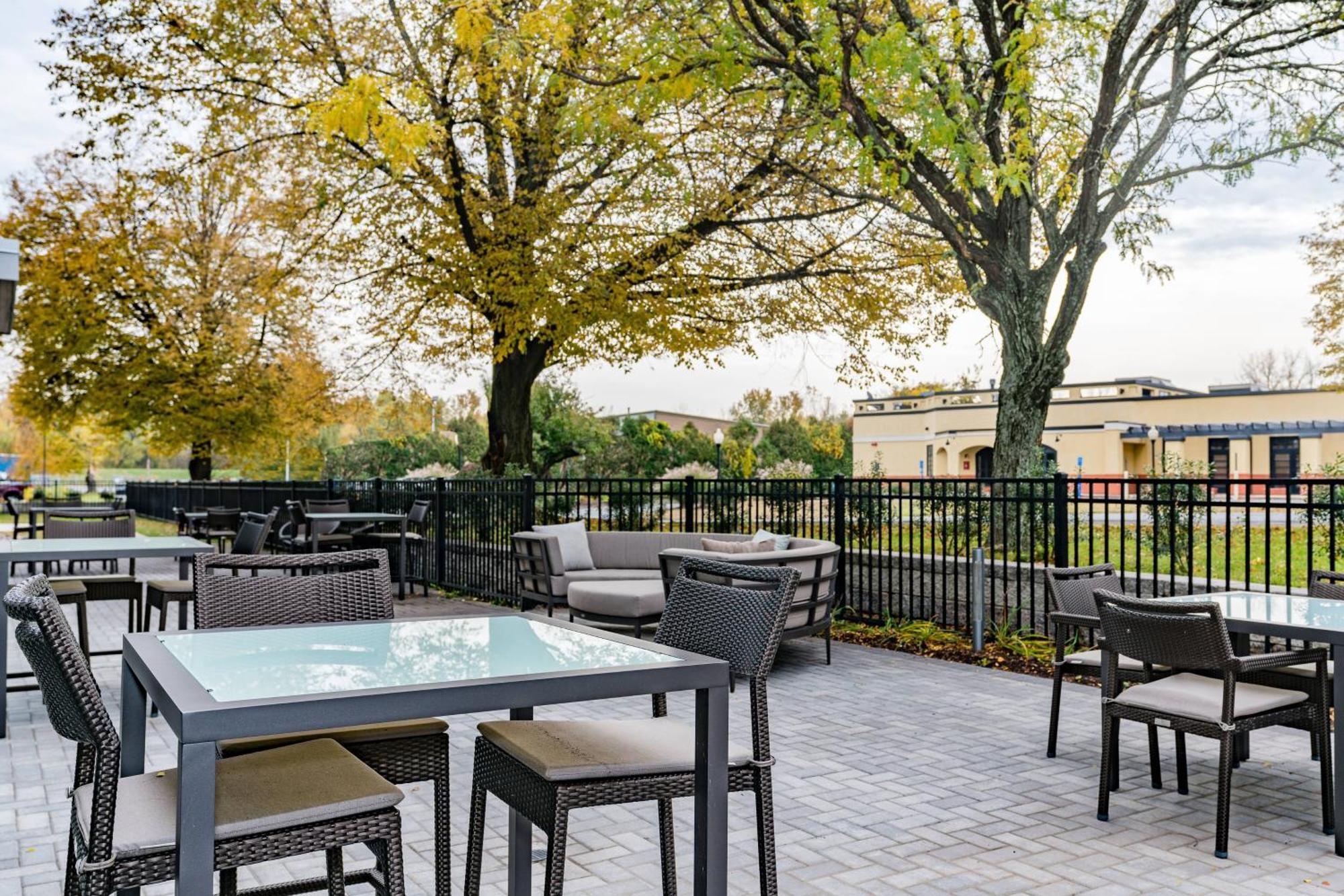 Отель Courtyard By Marriott Вэст спрингфильд Экстерьер фото
