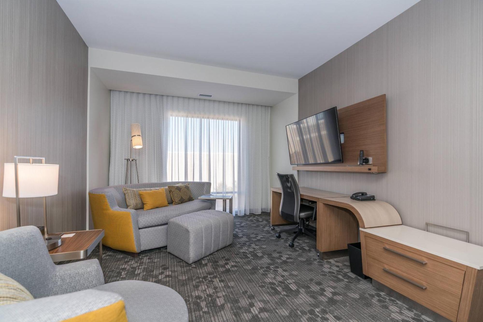 Отель Courtyard By Marriott Вэст спрингфильд Экстерьер фото