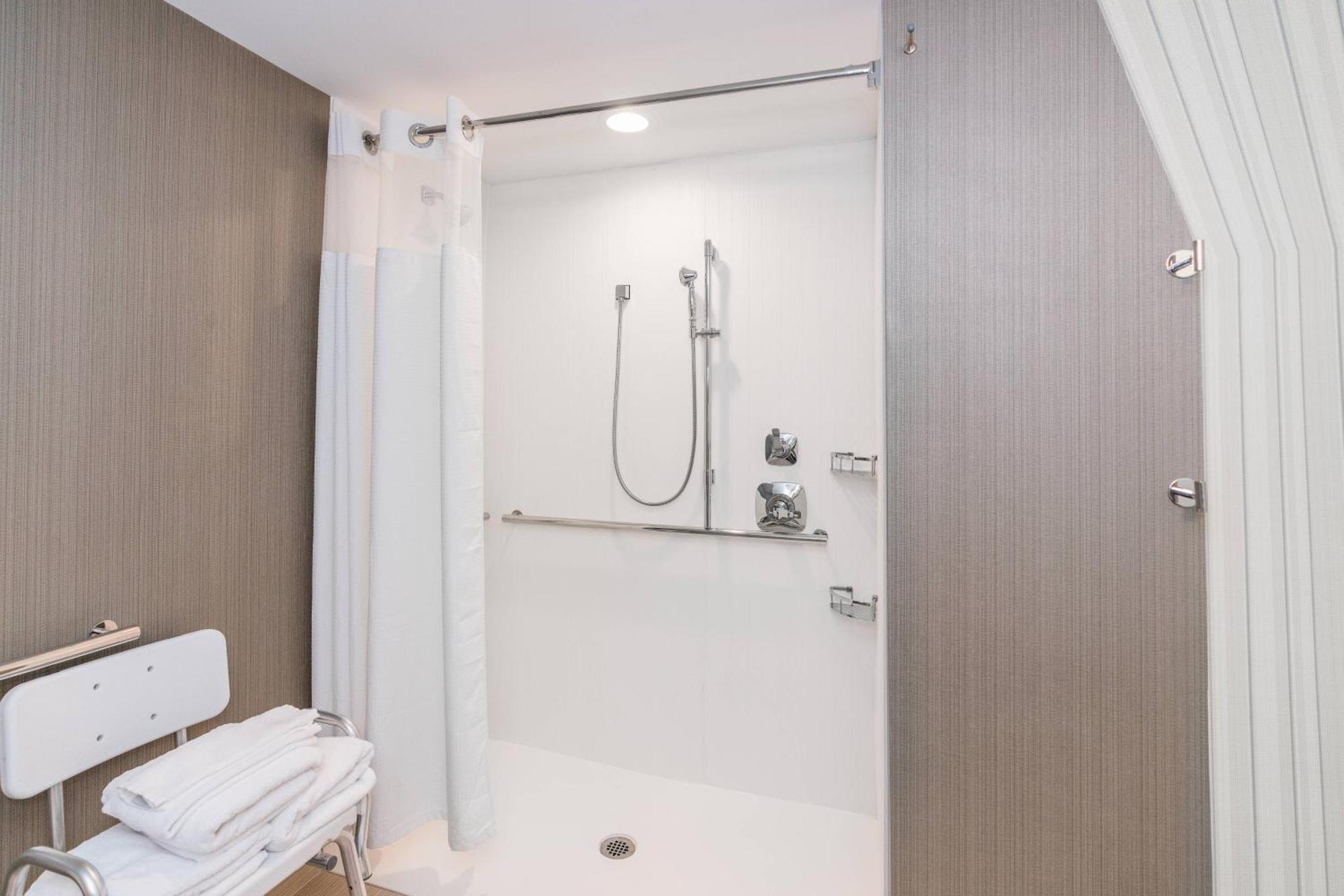 Отель Courtyard By Marriott Вэст спрингфильд Экстерьер фото