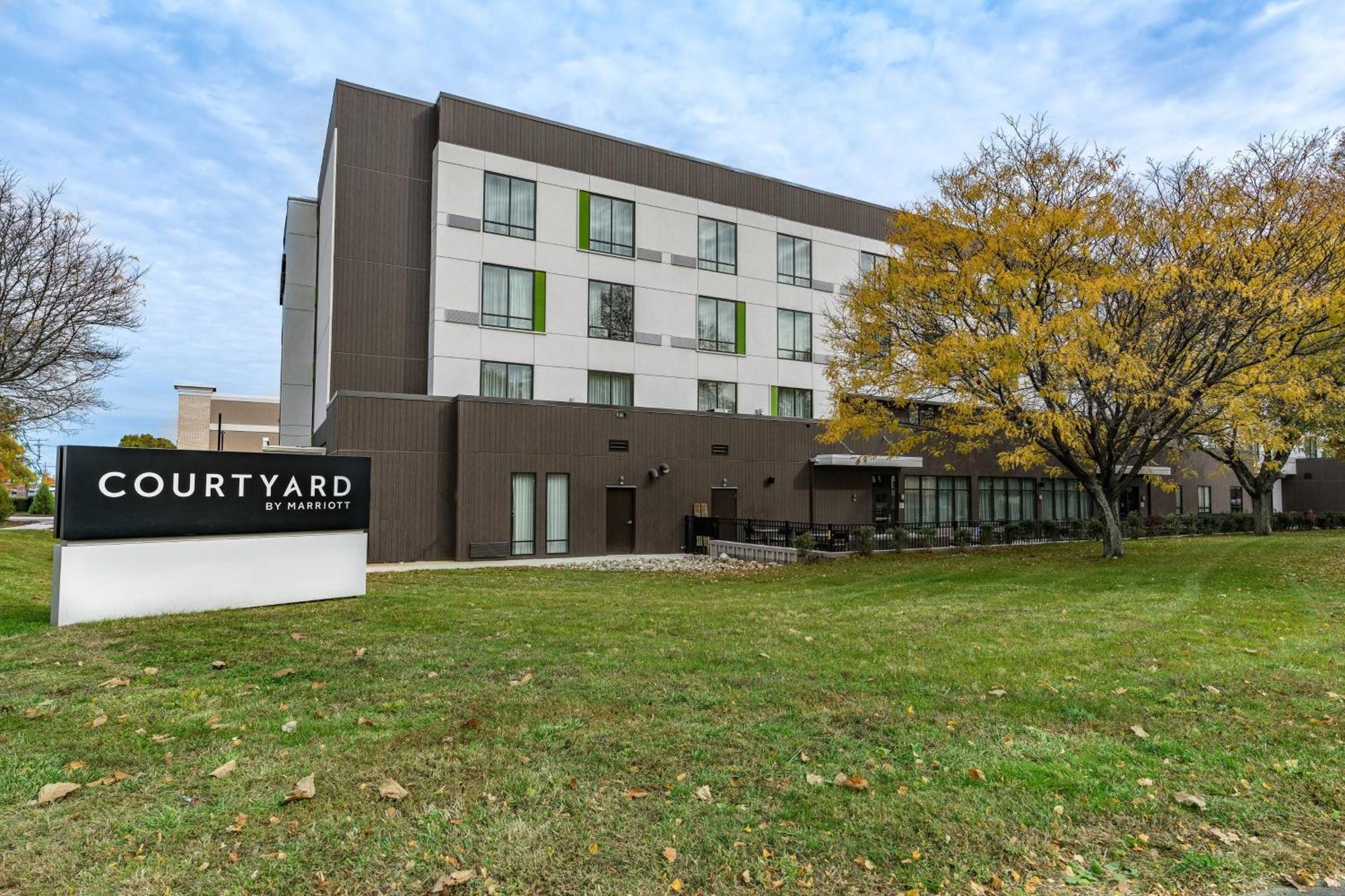 Отель Courtyard By Marriott Вэст спрингфильд Экстерьер фото